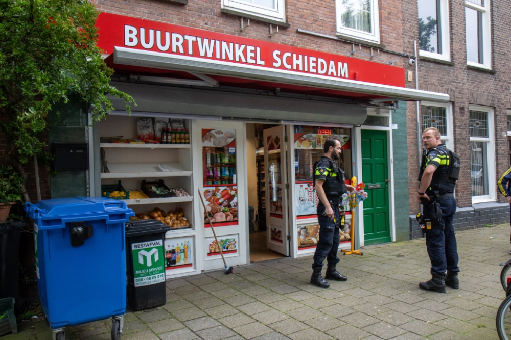 Buurtwinkel in Schiedam overvallen door gewapende man, die zichzelf even later meldt