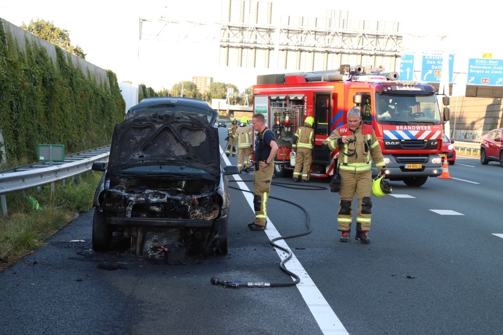 Auto vliegt in brand op snelweg, bestuurder parkeert snel op vluchtstrook