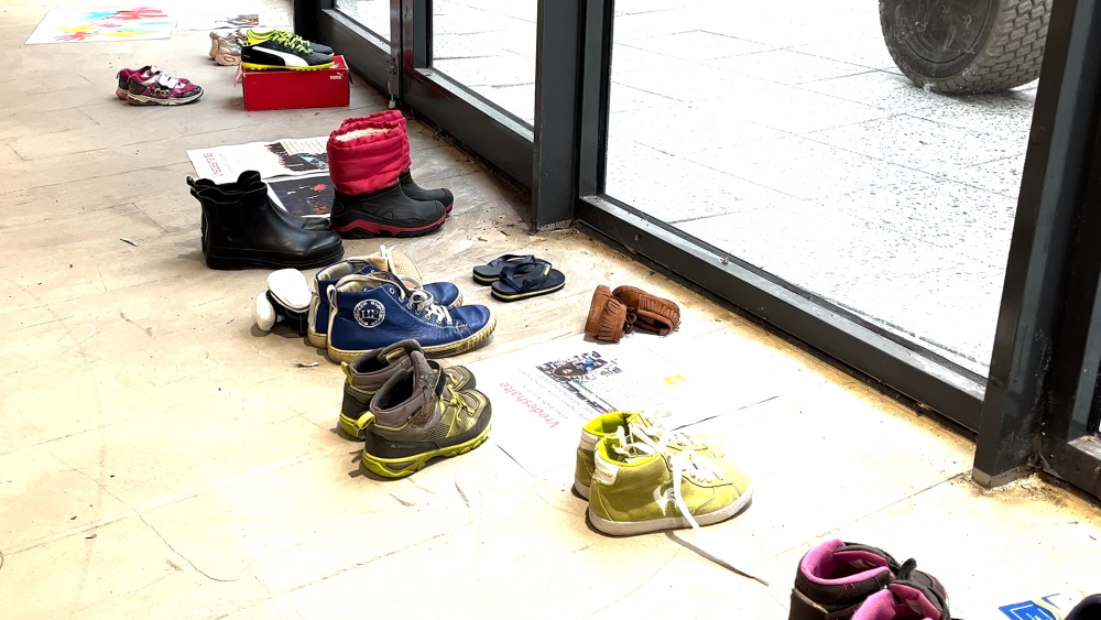 Pax zamelt schoenen in voor getroffen oorlogskinderen in Gaza