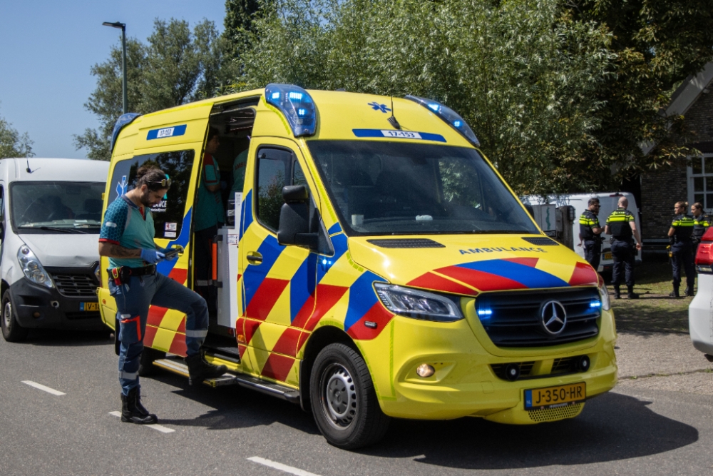 Wielrenner valt van fiets op Holyweg en moet naar het ziekenhuis
