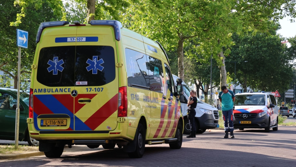 Botsing tussen taxibusje en personenauto op ’s-Gravelandseweg in Schiedam