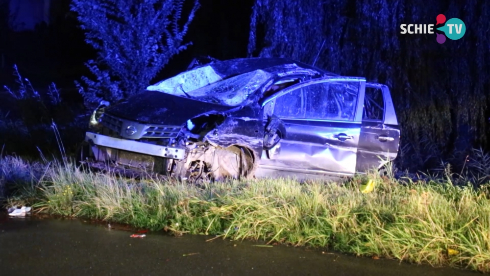 Auto crasht op snelweg bij Schiedam: één dode en twee gewonden