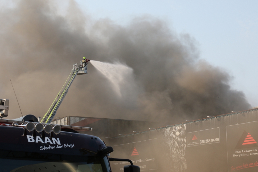 Maastunnel dicht vanwege grote brand Rotterdam-Zuid, rook in wijde omgeving te zien