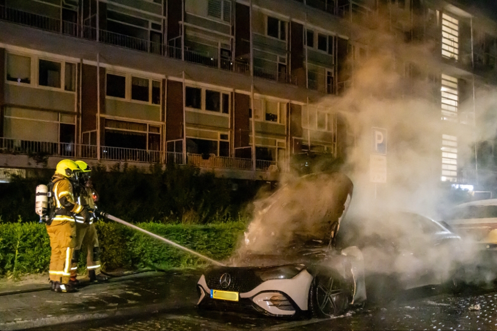 Elektrische auto vliegt aan de laadpaal in brand in Vlaardingen