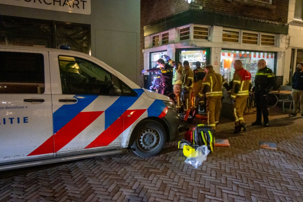 Het slachtoffer wordt gereanimeerd in een steeg aan de Hoogstraat