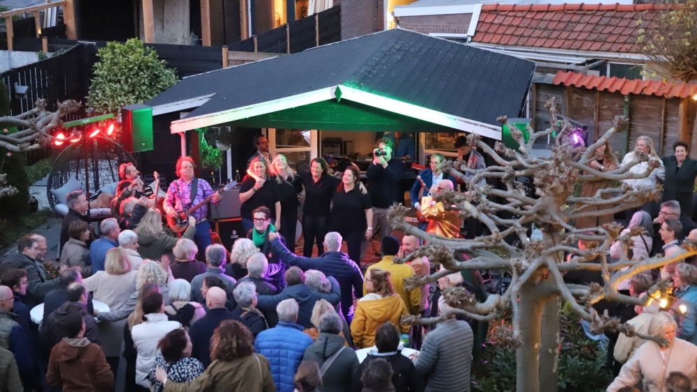 Optreden van De Vaart aan de Kethelweg in Vlaardingen