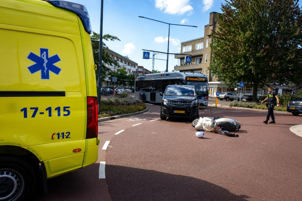 Busje en scooter komen in botsing op Lorentzplein in Schiedam