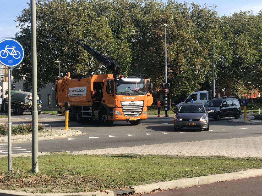 Vuilniswagen trekt bovenleiding tram kapot op de Parkweg