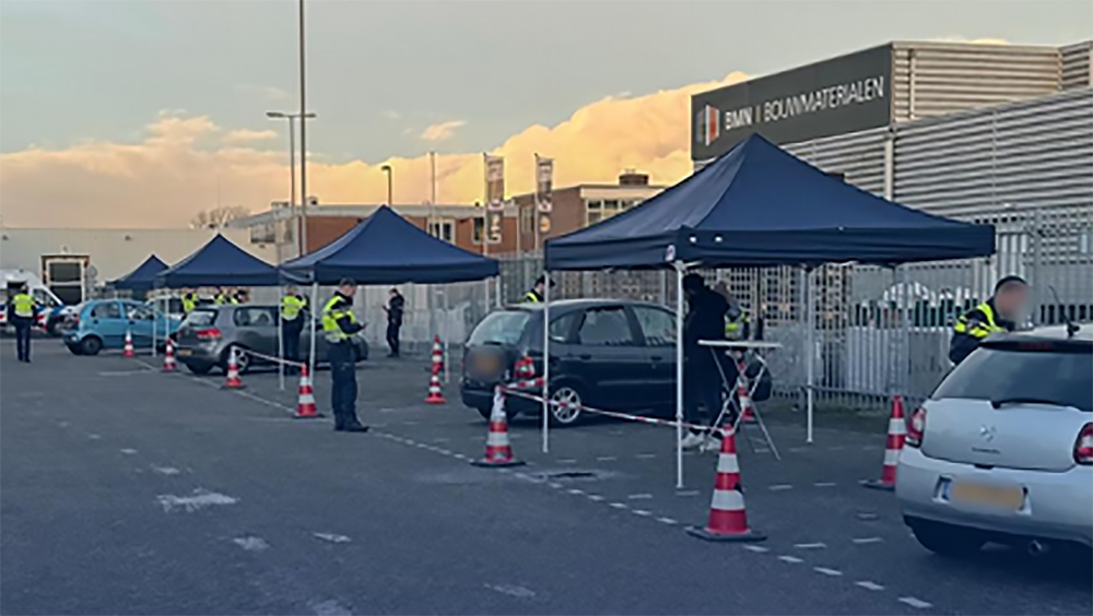 Controle door politiestudenten in Schiedam