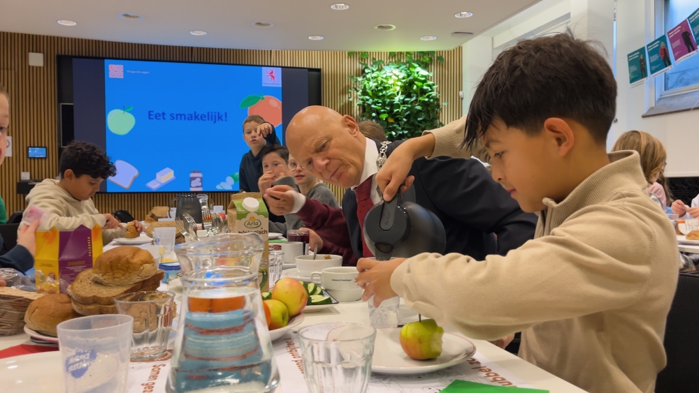 Kinderen schuiven aan voor ontbijt bij de burgemeester: &#039;Hartstikke gezellig&#039;