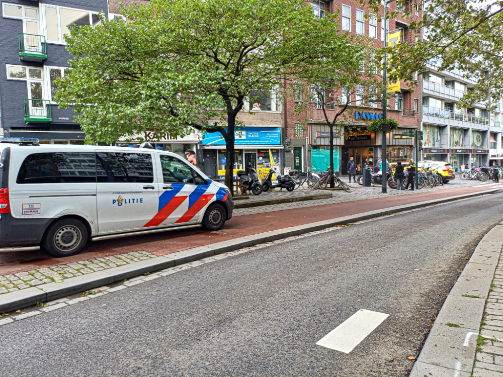 Fietsster en auto botsen op Broersvest