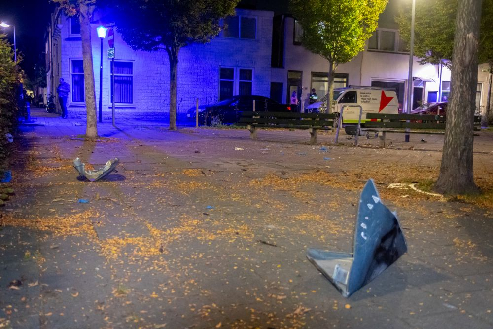Opgeblazen prullenbak zorgt voor schade aan auto