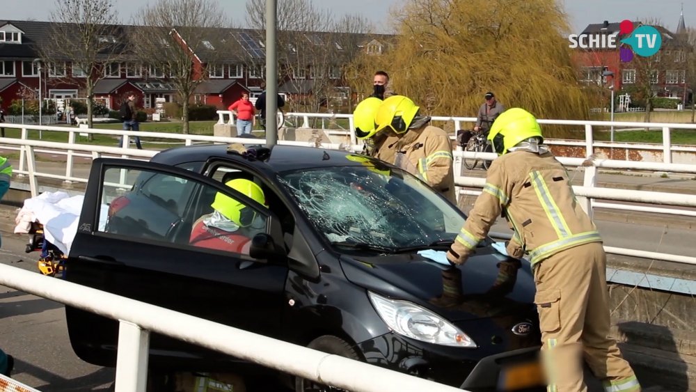 Vrouw gewond bij éénzijdige aanrijding, moest uit auto geknipt worden