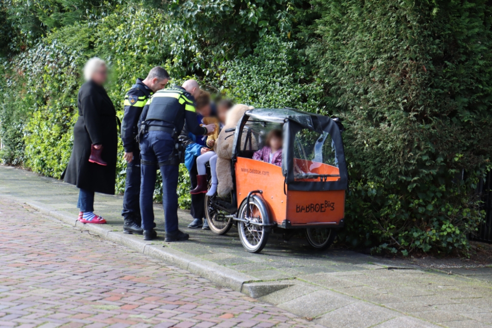 Kind komt met voet tussen spaken van Babboe bakfiets