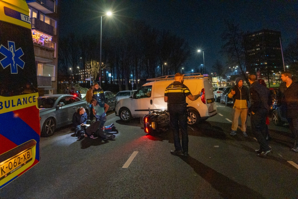 Motorrijder raakt zwaargewond bij aanrijding met busje dat parkeervak uitrijdt