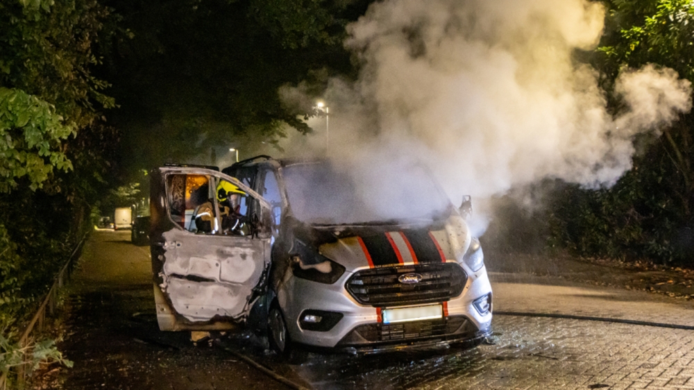 Geparkeerde bestelbus uitgebrand in Schiedam