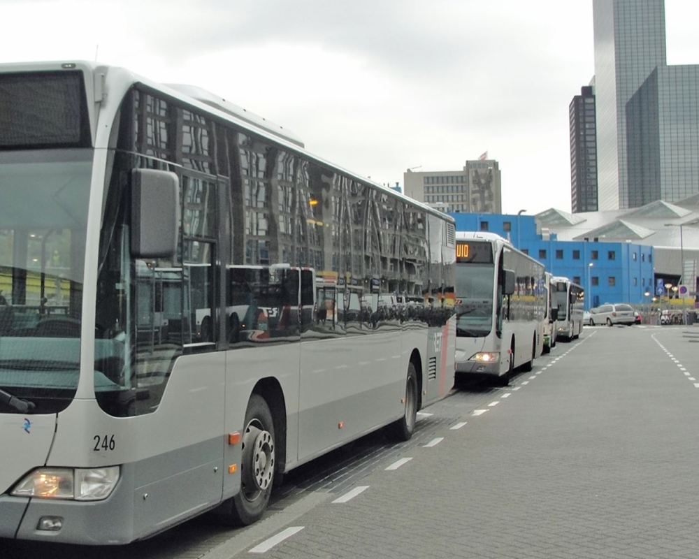 Bussen bij de halte op Rotterdam Centraal |