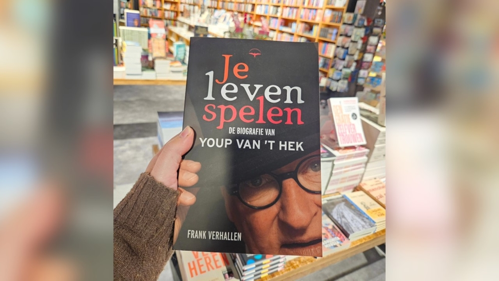 Youp van ’t Hek komt naar Schiedamse boekhandel voor signeersessie