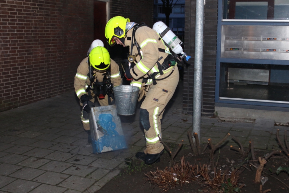 Brandweer blust met emmer