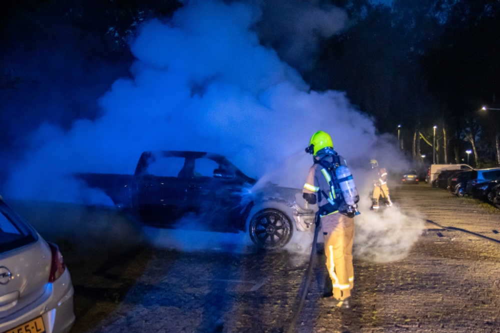 Geparkeerde auto in brand gestoken in Vlaardingen