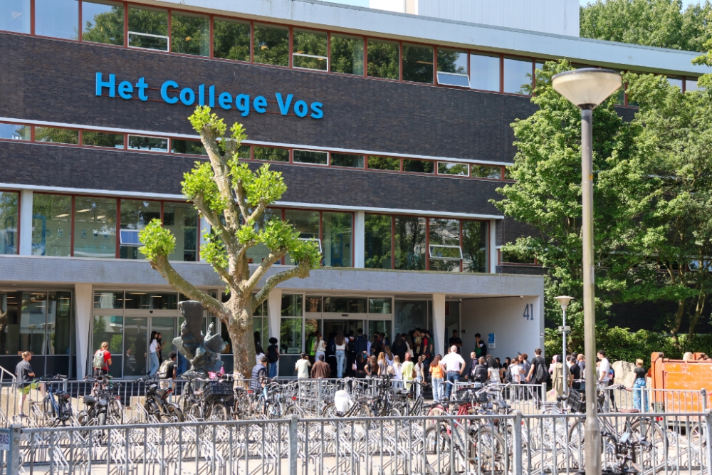 Het plein van het College Vos stond vol met leerlingen door de ontruiming