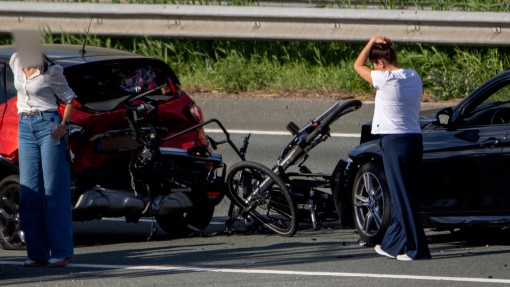 Van de fietsen bleef na de aanrijding weinig over