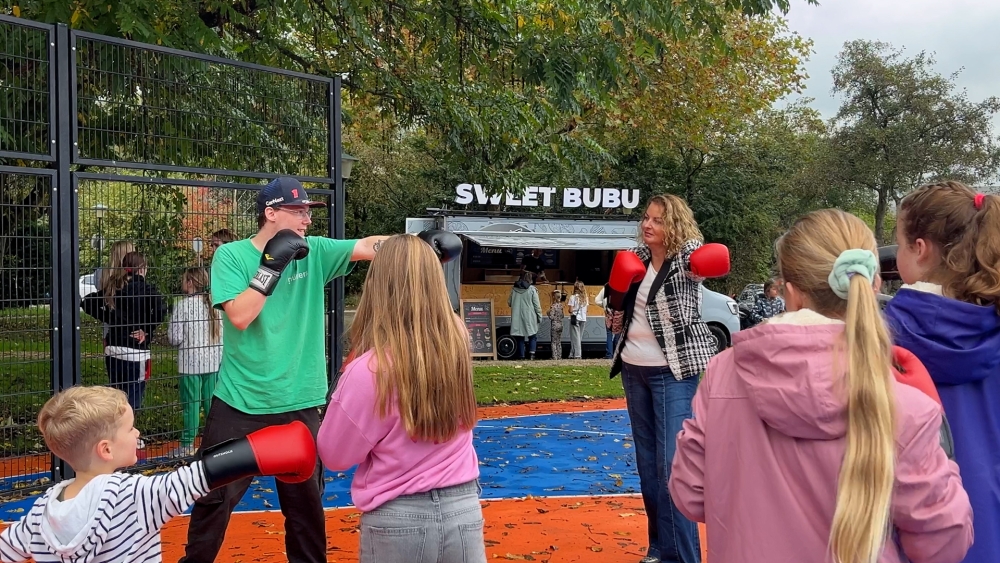 Een voetbalveld, klimpiramide en brede paden: speelplaats Oud Ambacht vernieuwd