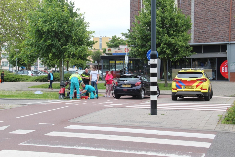 Auto botst op scootmobiel op Nieuwlandplein