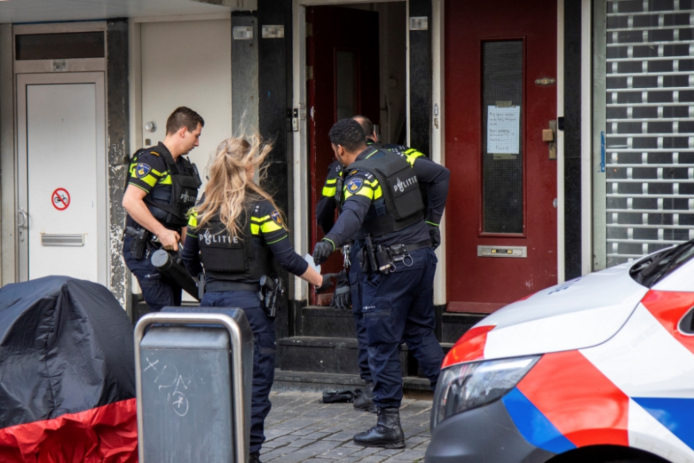 Politie ramt deur open na melding steekpartij, passant aangehouden