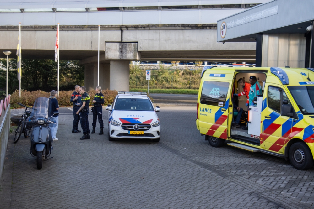 Scooter en fiets botsen op elkaar bij brandweerkazerne