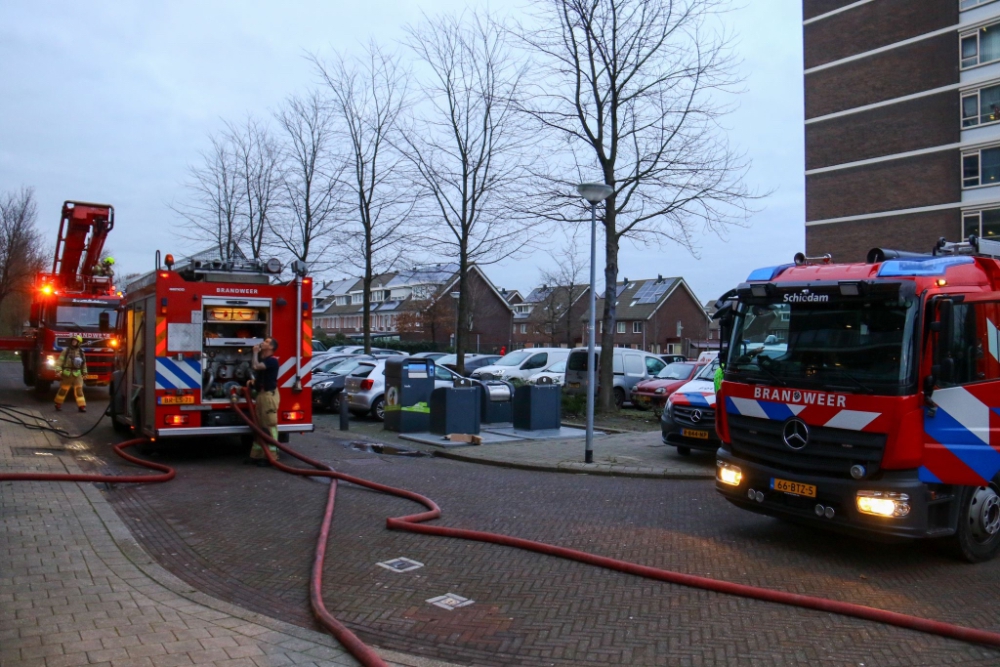 Brand in flatwoning Vlaardingerdijk, bewoners bovenliggende woningen moeten huis uit