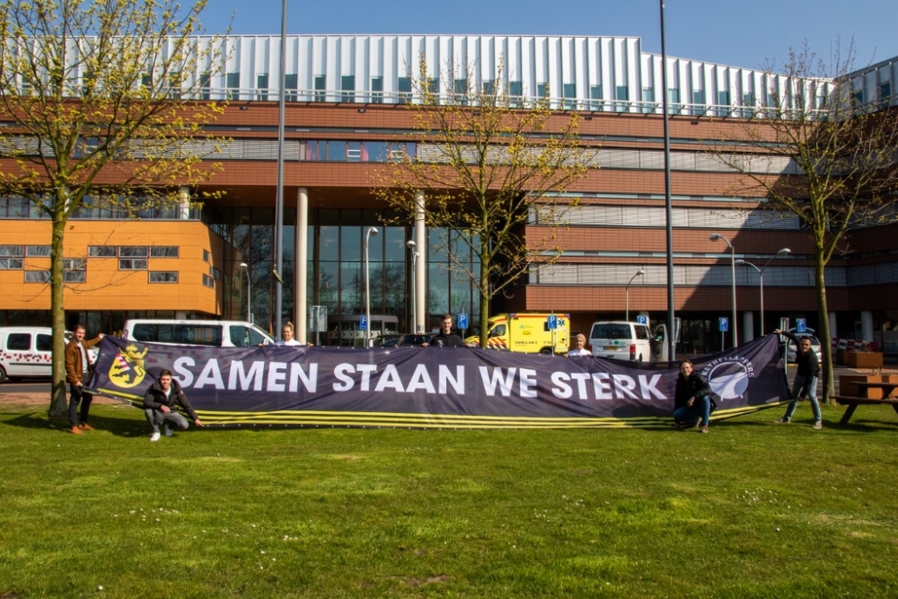 Ziekenhuis krijgt groot spandoek voor medewerkers