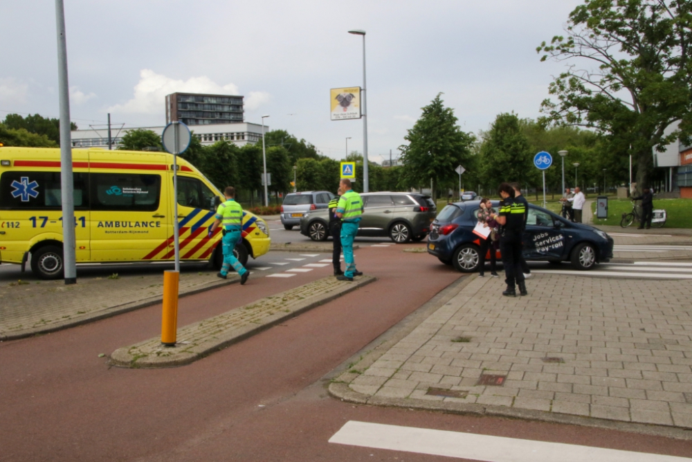 Aanrijding tussen twee auto&#039;s en een verkeerszuil