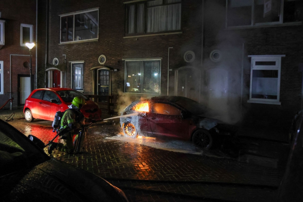 Auto brandt volledig uit in de Vlaardingse VOP