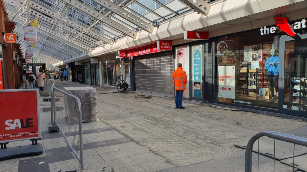 Nieuwe tegels op Liesveld in Vlaardingen, werkzaamheden inmiddels gestart