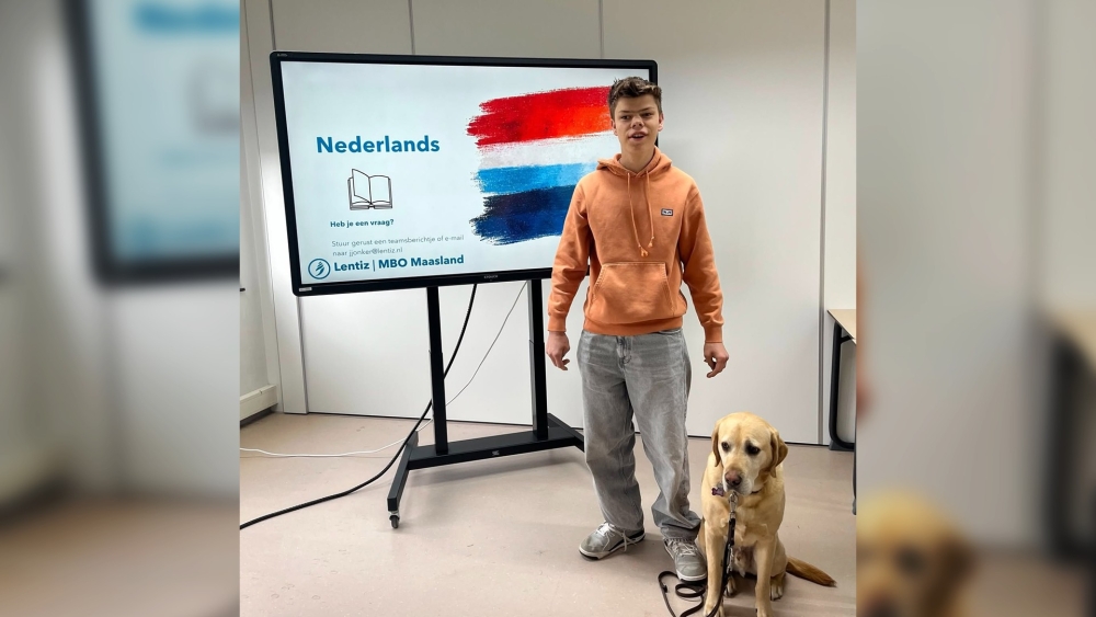Djan voor de klas, samen met zijn geleidehond