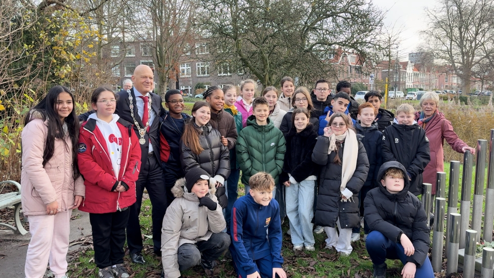 Bloemen leggen en kaarten schrijven: ’t Spectrum leert over mensenrechten