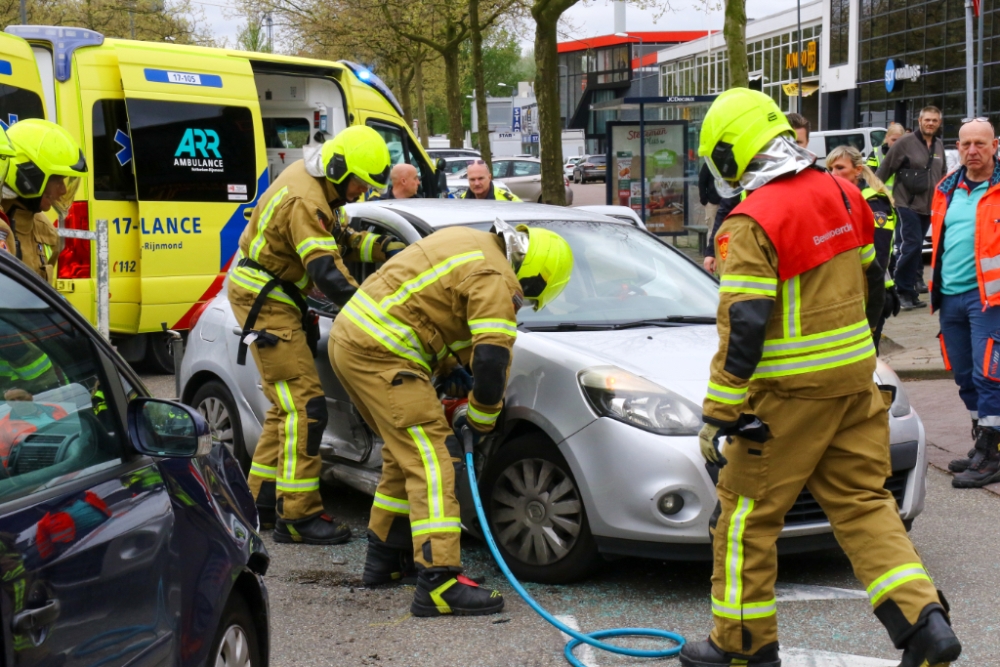 Brandweer bevrijdt vrouw uit auto, politie houdt bestuurder aan