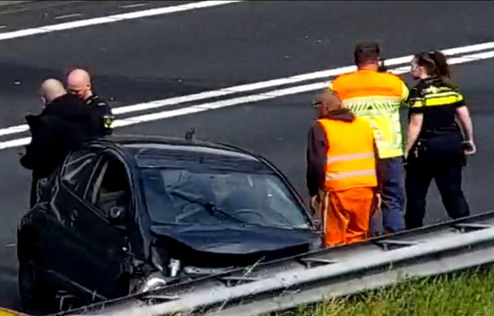 Automobilst verliest macht over het stuur en eindigt in vangrail