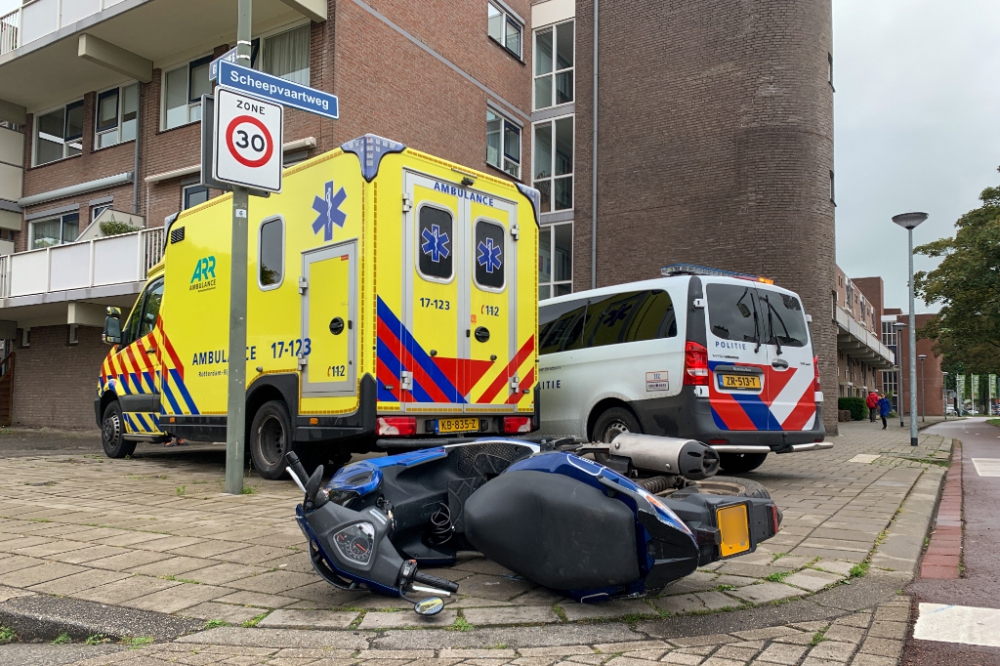 Bestuurder bromscooter hard onderuit op de Scheepvaartweg