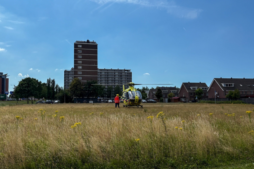Traumahelikopter landt op Toernooiveld voor spoedmelding in Schiedam-Oost