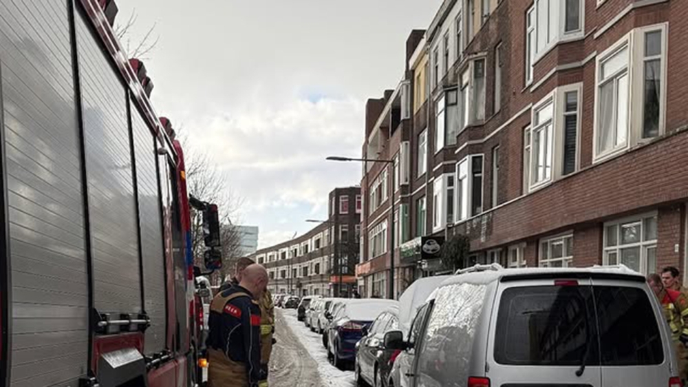 Brandweer redt kat onder motorkap vandaan in Schiedam-West