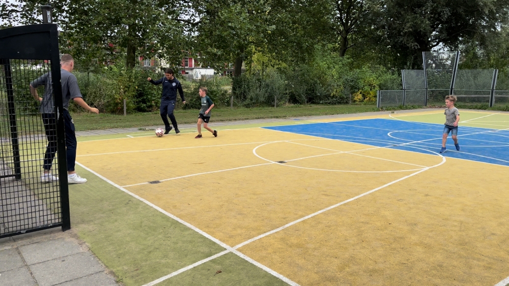 Leeg voetbalveldje: geen stormloop bij toernooitjes van Schiedam Beweegt in vakantietijd