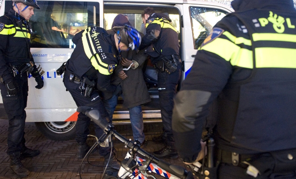 Schiedammer (17) opgepakt voor overval waarbij winkel vernield werd