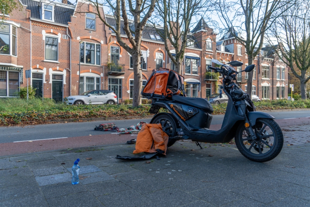 Scooterrijder licht gewond, vrouw ernstig gewond na aanrijding