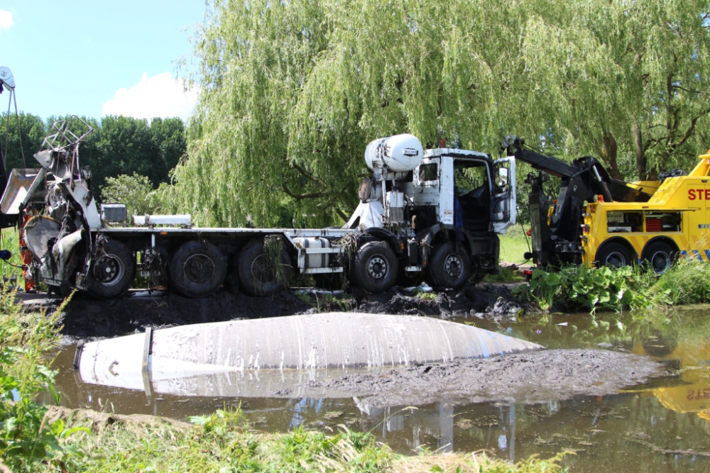 Betonmixer wordt uit sloot Groeneweg gehaald