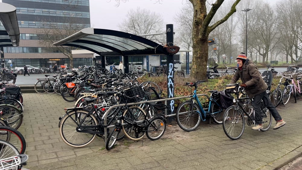 Fietsersbond Vlaardingen eist actie bij ‘waardeloze’ stalling: ‘Wat is er in vijf jaar gebeurd?’