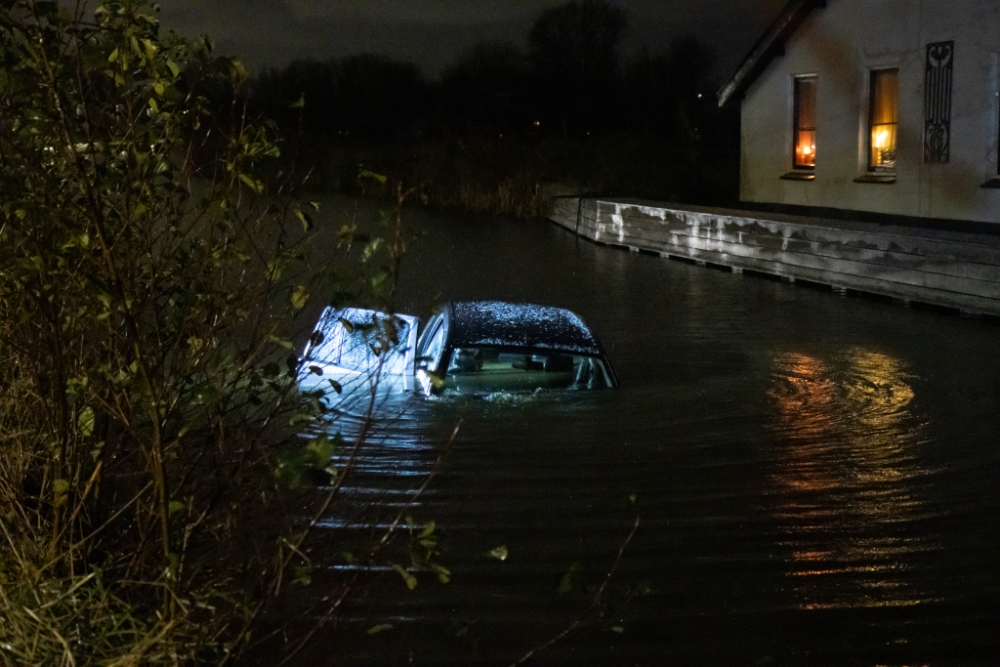 Auto raakt te water door gladde weg