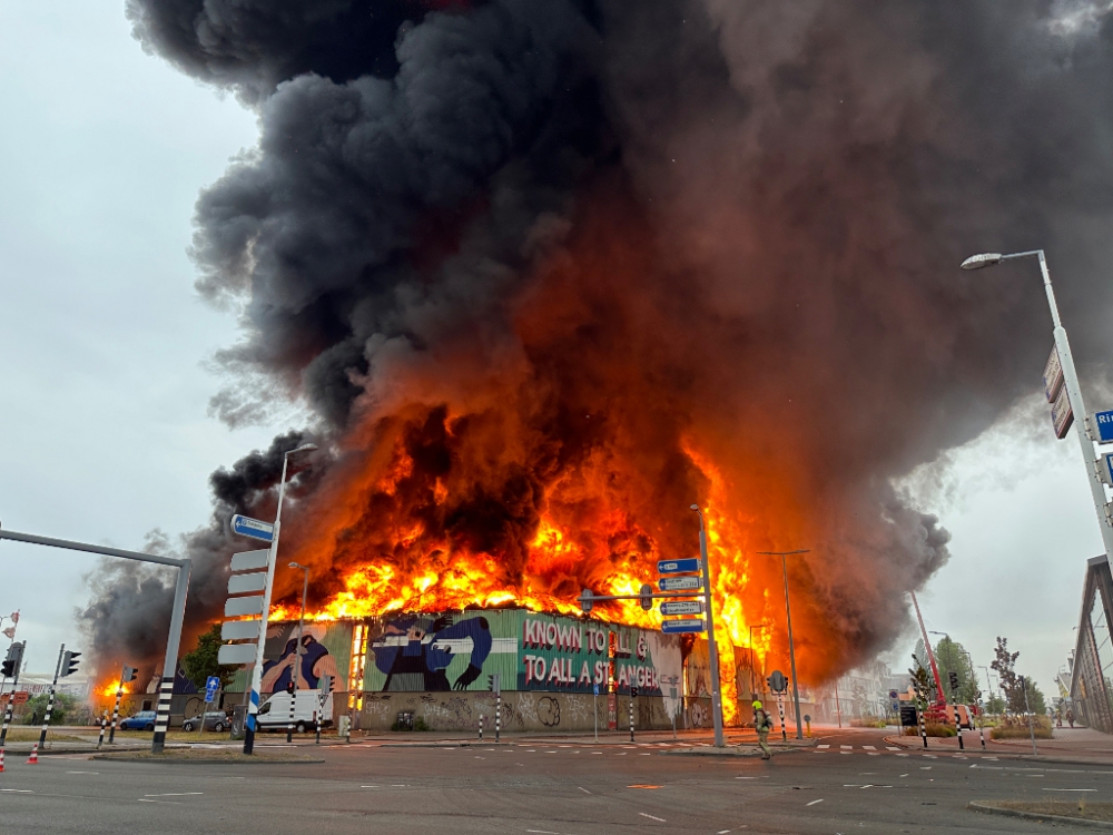 Zeer grote brand in Rotterdam ook in Schiedam te zien en te ruiken