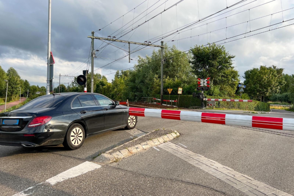 Verkeer moet wachten op een trein die niet komt